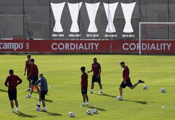Fußball, CL, Training FC Sevilla Sevilla FC s players take parti in a training session in Sevilla, Spain, 01 November 2016. Sevilla FC will face GNK Dinamo Zagreb in a UEFA Champions League groups stage soccer match at the Sanchez Pizjuan stadium on 02 November. Sevilla FC training session !ACHTUNG: NUR REDAKTIONELLE NUTZUNG!  GRA031 20161101-636135992494394860