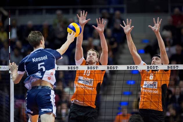 Berlin, Deutschland, 30.10.2016: Volleyball Bundesliga Saison 2016 2017 - Berlin Recycling Volleys - SVG Lueneburg. Nikola Kovacevic (BR Volleys 5) gegen den Block aus Sebastian Kühner Kuehner (BR Volleys 10), Felix Fischer (BR Volleys 6)