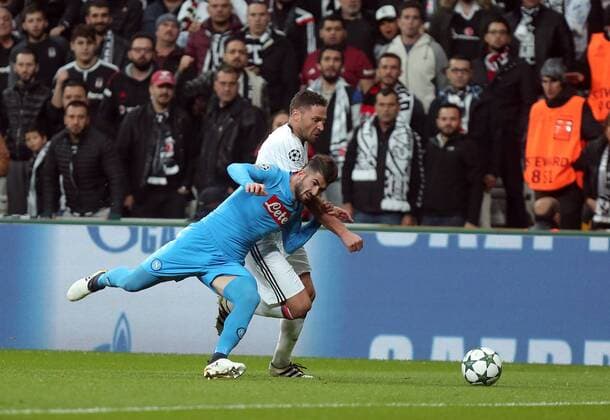 Fußball, CL, Besiktas Istanbul - SSC Neapel Napoli s Elseid Hysaj and Besiktas Dusco Tosic vie for the ball during a Champions League, group B soccer match, between Napoli and Besiktas at Vodafone Arena in Istanbul, 1st of November, 2016. (  Copyright: TolgaxAdanalix-xDepoxPhotos 15551880