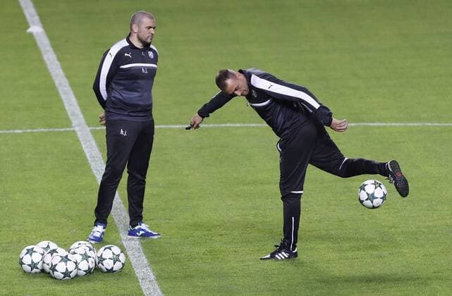 GNK Dinamo Zagreb s head coach Ivaylo Petev (R) leads a team s training session at Ramon Sanchez Pizjuan Stadium in Seville, southern Spain, 01 November 2016. Sevilla FC will face GNK Dinamo Zagreb in a UEFA Champions League groups stage soccer match on 02 November. GNK Dinamo Zagreb training session !ACHTUNG: NUR REDAKTIONELLE NUTZUNG!  20161101-636136294666222215