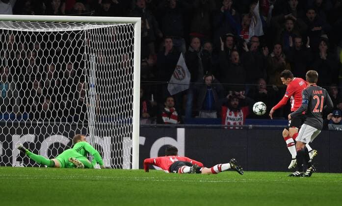 01.11.2016, xjhx, Fussball Champions League, PSV Eindhoven - FC Bayern Muenchen, emspor, v.l. Manuel Neuer (FC Bayern Muenchen), Davy Proepper (PSV Eindhoven), Santiago Arias (PSV Eindhoven), Philipp Lahm (FC Bayern Muenchen) Goal scored, Tor zum 1:0 Eindhoven