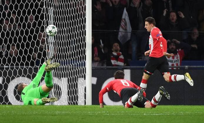 01.11.2016, xjhx, Fussball Champions League, PSV Eindhoven - FC Bayern Muenchen, emspor, v.l. Manuel Neuer (FC Bayern Muenchen), Davy Proepper (PSV Eindhoven), Santiago Arias (PSV Eindhoven), Philipp Lahm (FC Bayern Muenchen) Goal scored, Tor zum 1:0 Eindhoven