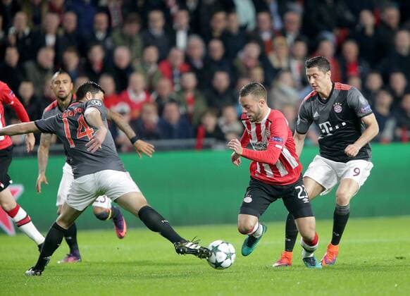 NED, UEFA CL, PSV Eindhoven (NL) vs FC Bayern München (NED) 01.11.2016, Philips-Stadion, Eindhoven, NED, UEFA CL, PSV Eindhoven (NL) vs FC Bayern München (NED) Xabi Alonso (München), Bart Ramselaar (Eindhoven), Robert Lewandowski (München) nordphotoxBratic