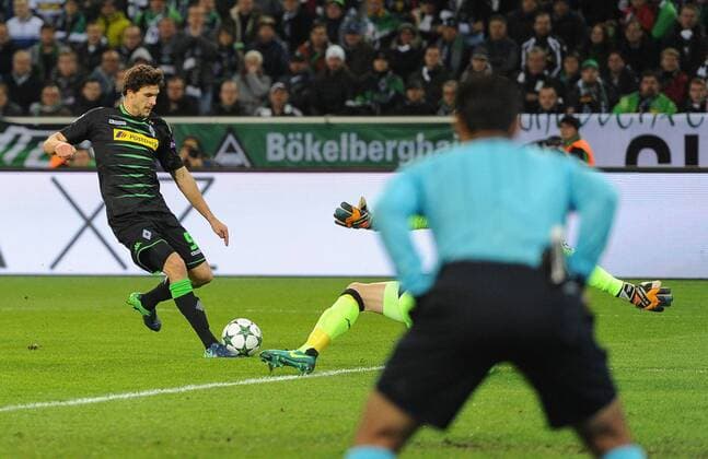01.11.2016, xmhx, Fussball Champions League, Borussia Moenchengladbach - Celtic Glasgow, emspor, v.l. Josip Drmic (Borussia Moenchengladbach), Craig Gordon (Celtic Glasgow) Moenchengladbach