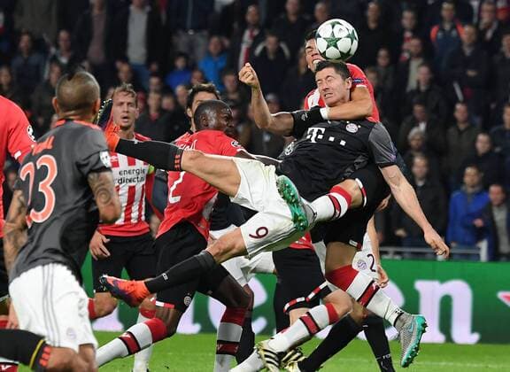 01.11.2016, xjhx, Fussball Champions League, PSV Eindhoven - FC Bayern Muenchen, emspor, v.l. Robert Lewandowski (FC Bayern Muenchen), Hector Moreno (PSV Eindhoven) Eindhoven