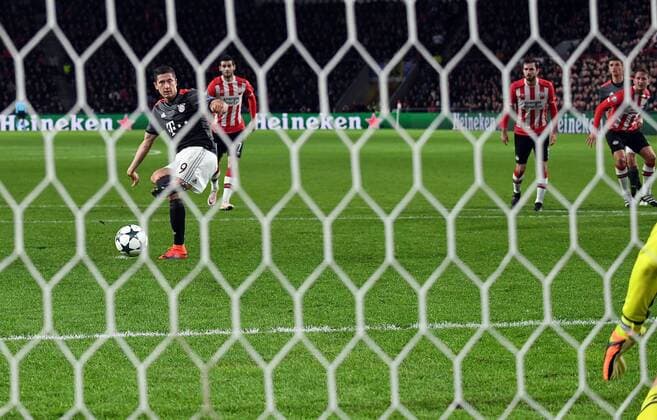 01.11.2016, xjhx, Fussball Champions League, PSV Eindhoven - FC Bayern Muenchen, emspor, v.l. Robert Lewandowski (FC Bayern Muenchen) Goal scored, Tor zum 1:1 Eindhoven