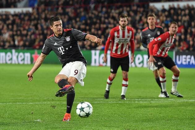 Fußball Champions League Gruppenphase 4. Spieltag PSV Eindhoven - Bayern München am 01.11.2016 im Philips-Stadion in Eindhoven Robert Lewandowski ( München ) schießt einen Elfmeter zum 1:1 xRx