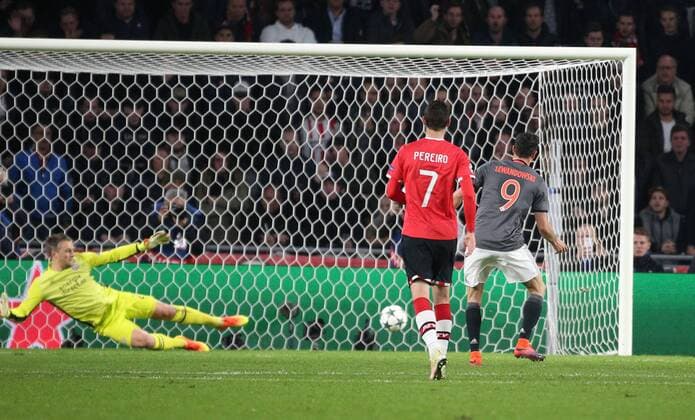 01.11.2016, Fussball UEFA Champions League 2016 17, Vorrunde, 4. Spieltag, PSV Eindhoven - FC Bayern Muenchen, Robert Lewandowski (Bayern Muenchen) verwandelt einen Handelfmeter sicher zum 1:1