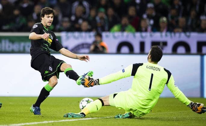 Bilder des Tages - SPORT Mönchengladbach, 01.11.2016, Borussia Park Tobias Strobl (BMG) gegen Torwart Craig Gordon (Celtic) VfL Borussia Mönchengladbach - Celtic Glasgow mm