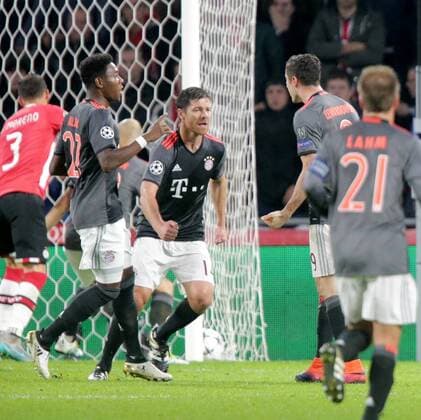 NED, UEFA CL, PSV Eindhoven (NL) vs FC Bayern München (GER) 01.11.2016, Philips-Stadion, Eindhoven, NED, UEFA CL, PSV Eindhoven (NL) vs FC Bayern München (GER) Robert Lewandowski (München) freut sich über das 1:1 nordphotoxBratic