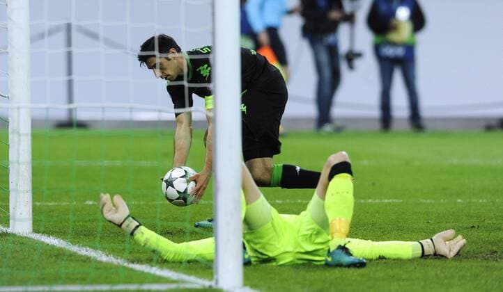 Fussball, UEFA Champions League, Herren, Saison 2016 2017, Gruppe C, 4. Spieltag, Borussia Park Mönchengladbach, Bor. Mönchengladbach (schwarz) - Celtic Glasgow (grün); Craig Gordon (Celtic) geschlagen nach dem Tor zum 1:0 durch Lars Stindl (Gladbach), Aktion.