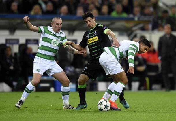 lChampionsleague: Borussia Mönchengladbach - Celtic Glasgow 01.11.2016. Lars Stindl (BMG Mitte) gegen Scott Brown (li.) und Emilio Izaguirre (beide Celtic). HM