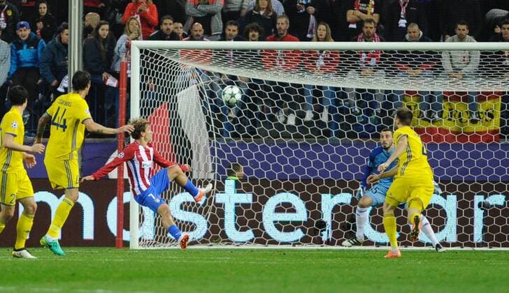 Atletico de Madrid Forward, Antonie Griezmann, number 7 celebrates after scoring a goal (1,0). Round 4 of the CHAMPIONS league, soccer match between Atletico de Madrid - FC Rostov at the Vicente Calderon estadium, Madrid - Spain by November 1, 2016. FC Sevilla vs Dynamo Kiew - Football Champions League  xGregorioxLopezx x SOCCERxSPAINx