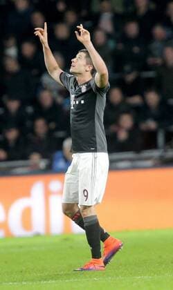 NED, UEFA CL, PSV Eindhoven (NL) vs FC Bayern München (GER) 01.11.2016, Philips-Stadion, Eindhoven, NED, UEFA CL, PSV Eindhoven (NL) vs FC Bayern München (GER) Robert Lewandowski (München) freut sich über das 1:1 nordphotoxBratic