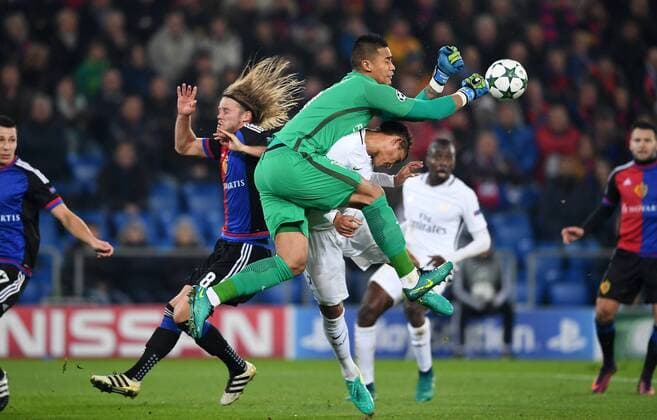 FUSSBALL CHAMPIONS LEAGUE SAISON 2016 2017 GRUPPENPHASE FC Basel - Paris Saint-Germain 01.11.2016 Abflug; Thiago Silva (re, Paris Saint-Germain) kracht in Torwart Torwart Alphonse Areola (Mitte, Paris Saint-Germain) und Birkir Bjarnason (li, FC Basel) 