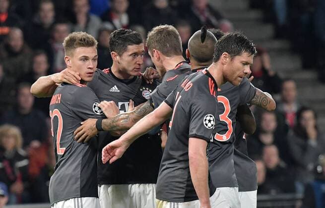 xtwx, 01.11.2016, Fussball Champions League, PSV Eindhoven - FC Bayern München (Muenchen), Gruppe D - 4. Spieltag 1:1 Jubel, Joshua Kimmich, Torschuetze Robert Lewandowski, Thomas Mueller, Arturo Vidal, Xabi Alonso (Bayern) Eindhoven