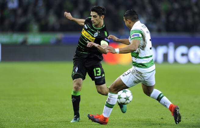 Fussball, UEFA Champions League, Herren, Saison 2016 2017, Gruppe C, 4. Spieltag, Borussia Park Mönchengladbach, Bor. Mönchengladbach (schwarz) - Celtic Glasgow (grün); Lars Stindl (Gladbach), Emilio Izaguirre (Celtic), Aktion.
