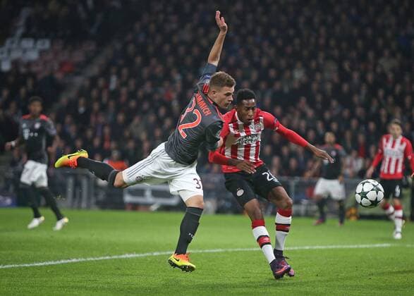 01.11.2016, Fussball Champions-League 2016 2017, Vorrunde 4.Spieltag, PSV Eindhoven - FC Bayern München, im Philips-Stadion Eindhoven (Holland). v.l. Joshua Kimmich (Bayern München) gegen Joshua Brenet (PSV Eindhoven) 