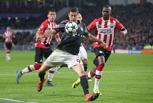 01.11.2016, Fussball Champions-League 2016 2017, Vorrunde 4.Spieltag, PSV Eindhoven - FC Bayern München, im Philips-Stadion Eindhoven (Holland). v.l. Robert Lewandowski (Bayern München) gegen Nicolas Isimat-Mirin (PSV Eindhoven) 