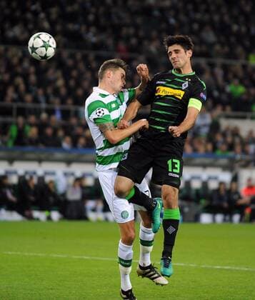 Championsleague: Borussia Mönchengladbach - Celtic Glasgow 01.11.2016. Lars Stindl (BMG re.) gewinnt Kopfballduell gegen Mikael Lustig (Celtic). HM