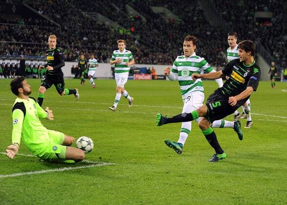 Bilder des Tages - SPORT Championsleague: Borussia Mönchengladbach - Celtic Glasgow 01.11.2016. Tobias Strobl (BMG) vergibt eine Torchance gegen Tw. Gordon. Mitte: Erik Sviatchenko (beide Celtic). HM