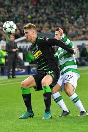 GER, Borussia Mönchengladbach (GER) vs. Celtic Glasgow (SCO) 01.11.2016, Borussia Park , Moenchengladbach , CL, Gruppe C, 4. Spieltag, GER, Borussia Mönchengladbach (GER) vs. Celtic Glasgow (SCO) im Bild: Nico Elvedi (Gladbach 30), gegen PATRICK ROBERTS (Glasgow 27), Foto © nordphoto Meuter nordphotox xMeuter