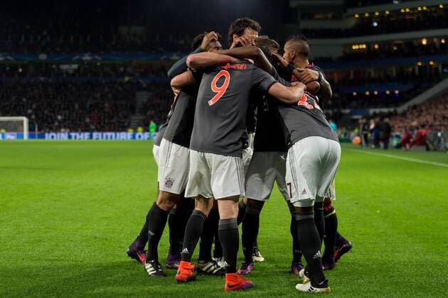 Eindhoven, Netherlands 01.11.2016, UEFA Champions League - 2016 17 Season, Group D - Matchday 4, PSV Eindhoven - FC Bayern Muenchen, jubelt um Robert Lewandowski (FCB) nach dem treffer zum 1:2 ( DeFodi001