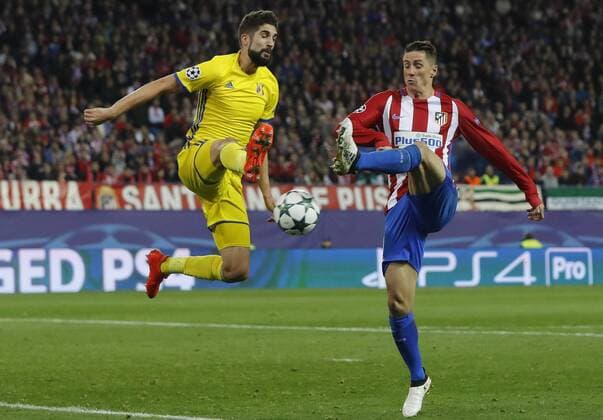 Atletico de Madrid s striker Fernando Torres (R) fights for the ball with Rostov s Slovenian defense Miha Mevija during the UEFA Champions League 4th round groups phase match that Atletico de Madrid and Rostov played at Vicente Calderon stadium in Madrid, Spain, 01 November 2016. ATLETICO MADRID VS. ROSTOV !ACHTUNG: NUR REDAKTIONELLE NUTZUNG!  MAD001 20161101-636136362019244122