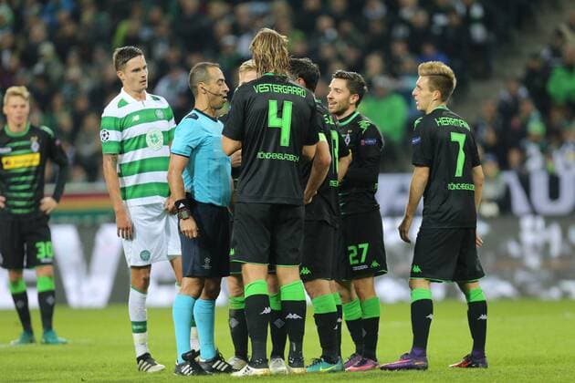 Julian Korb ( 27, Borussia Moenchengladbach) und Jannik Vestergaard ( 4, Borussia Moenchengladbach), Patrick Herrmann ( 7, Borussia Moenchengladbach) diskutieren mit Manuel De Sousa (Schiedsrichter, Referee) nach der roten Karte, Borussia Moenchengladbach vs Celtic Glasgow, UEFA Champions League, 01.11.2016, Moenchengladbach Copyright: xDeutzmann Eibner-Pressefotox EP_CDN