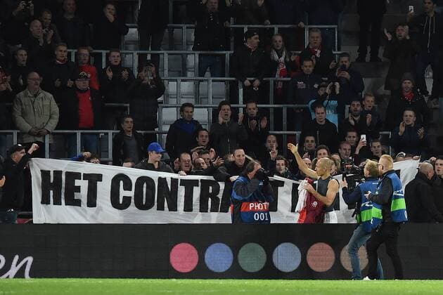 Fußball Champions League Gruppenphase 4. Spieltag PSV Eindhoven - Bayern München am 01.11.2016 im Philips-Stadion in Eindhoven Arjen Robben ( München ) wird von den Fans des PSV Eindhoven nach dem Spielende gefeiert xRx