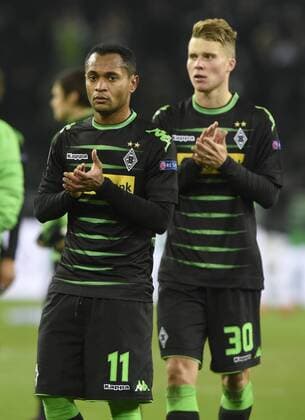 Championsleague: Borussia Mönchengladbach - Celtic Glasgow 01.11.2016. Raffael (vorne) und Nico Elvedi (Beide BMG) nach dem Schlußpfiff. HM