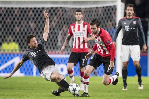 (L-R) Xabi Alonso of Bayern Munich, Davy Propper of PSVduring the UEFA Champions League group D match between PSV Eindhoven and Bayern Munich on November 1, 2016 at the Philips stadium in Eindhoven, The Netherlands. PSV v Bayern Munich UEFA Champions League 2016 2017 xVIxGerritxvanxKeulenxIVx 6507424
