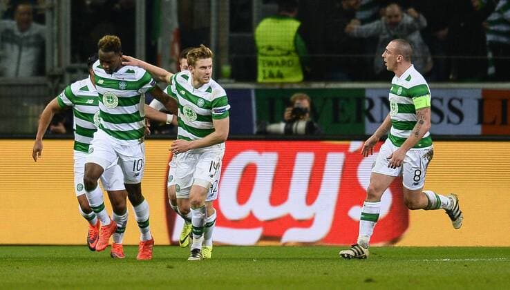 01.11.2016, xmhx, Fussball Champions League, Borussia Moenchengladbach - Celtic Glasgow, emspor, v.l. Moussa Dembele (Celtic Glasgow) erzielt ein Tor, Goal scored zum 1:1, Elfmeter, Moussa Dembele (Celtic Glasgow), Stuart Armstrong (Celtic Glasgow), Scott Brown (Celtic Glasgow) Moenchengladbach