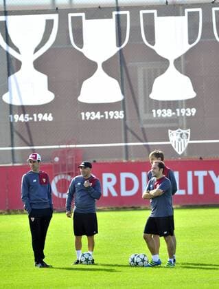 Sevilla practice session. In this picture, Sampaoli with his staff. xKIKOxHURTADOx 