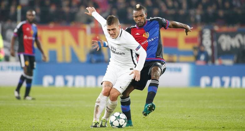 01.11.2016 St Jakob Stadion Basel , SCHWEIZ , Herren Fussball UEFA Champions League FC Basel - Paris Saint Germain Marco Verratti (li,PSG) gegen Geoffroy Serey Die (FC Basel) 
