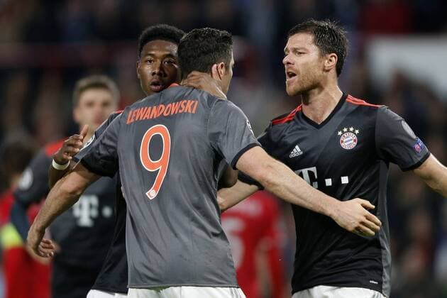 (L-R), David Alaba of FC Bayern Munchen, Robert Lewandowski of FC Bayern Munchen, Xabi Alonso of FC Bayern Munchenduring the UEFA Champions League group D match between PSV Eindhoven and Bayern Munich on November 1, 2016 at the Philips stadium in Eindhoven, The Netherlands. PSV v Bayern Munich UEFA Champions League 2016 2017 xVIxJeroenxPutmansxIVx 6508434