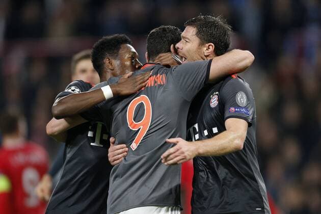 (L-R), David Alaba of FC Bayern Munchen, Robert Lewandowski of FC Bayern Munchen, Xabi Alonso of FC Bayern Munchenduring the UEFA Champions League group D match between PSV Eindhoven and Bayern Munich on November 1, 2016 at the Philips stadium in Eindhoven, The Netherlands. PSV v Bayern Munich UEFA Champions League 2016 2017 xVIxJeroenxPutmansxIVx 6508436