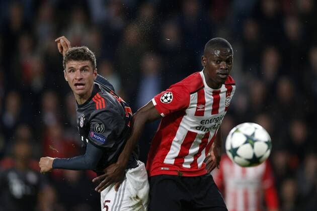 (L-R), Thomas Muller of FC Bayern Munchen, Nicolas Isimat-Mirin of PSVduring the UEFA Champions League group D match between PSV Eindhoven and Bayern Munich on November 1, 2016 at the Philips stadium in Eindhoven, The Netherlands. PSV v Bayern Munich UEFA Champions League 2016 2017 xVIxJeroenxPutmansxIVx 6508441