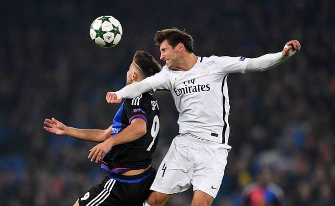 FUSSBALL CHAMPIONS LEAGUE SAISON 2016 2017 GRUPPENPHASE FC Basel - Paris Saint-Germain 01.11.2016 Grzegorz Krychowiak (re, Paris Saint-Germain) gegen Fernando Torres (FC Basel) 