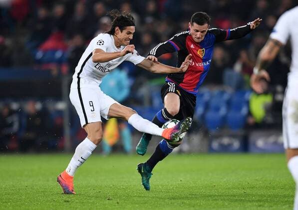 FUSSBALL CHAMPIONS LEAGUE SAISON 2016 2017 GRUPPENPHASE FC Basel - Paris Saint-Germain 01.11.2016 Edinson Cavani (li, Paris Saint-Germain) gegen Taulant Xhaka (re, FC Basel) 