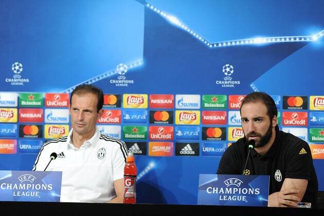 IPP20161101 Football - soccer: UEFA Champions League 2016 2017, Juventus Turin - Olympique Lyon, l coach Massimiliano Allegri con Gonzalo Higuain xHOCHxZWEIx xItalyxPhotoxPressx 