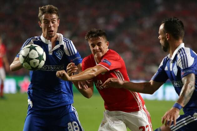 November 1, 2016 - Lisbon, Portugal - Benfica s forward Franco Cervi vies with Dynamo Kyivs midfielder Orikhovskiy during the UEFA Champions League group B football match SL Benfica vs Dynamo Kyiv in Lisbon, Portugal on November 1, 2016. SL Benfica v FC Dynamo Kyiv - UEFA Champions League  - ZUMAn230 20161101_zaa_n230_179