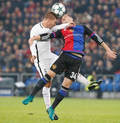01.11.2016 St Jakob Stadion Basel , SCHWEIZ , Herren Fussball UEFA Champions League FC Basel - Paris Saint Germain Marco Verratti (li,PSG) gegen Taulant Xhaka (FC Basel) 
