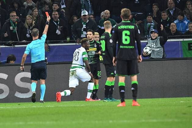 Fussball,UEFA Champions League 2016 2017, Spieltag 4, Borussia Mönchengladbach - Celtic FC, 01.11.2016, Stadion im Borussia Park, Mönchengladbach, Julian Korb bekommt rote Karte von Schiedsrichter Manuel de Sousa,