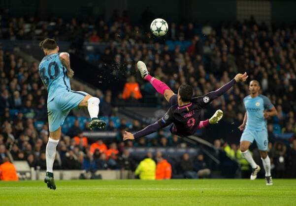 01.11.2016, Etihad Stadium, Manchester, ENG, UEFA CL, Manchester City vs FC Barcelona Barca Gruppe C, im Bild Luis Suarez of Barcelona shoots at goal Luis Suarez of Barcelona shoots at goal during the UEFA Champions League group C match between Manchester City and FC Barcelona at the Etihad Stadium in Manchester, Great Britain on 2016 11 01. Manchester  EP_fil  