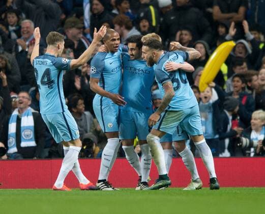 01.11.2016, Etihad Stadium, Manchester, ENG, UEFA CL, Manchester City vs FC Barcelona Barca Gruppe C, im Bild Manchester City players congratulate their team-mate Ilkay Gundogan (3rd right) after he made it 3-1 to their team Manchester City players congratulate their team-mate Ilkay Gundogan (3rd right) after he made it 3-1 to their team during the UEFA Champions League group C match between Manchester City and FC Barcelona at the Etihad Stadium in Manchester, Great Britain on 2016 11 01. Manchester  EP_fil  