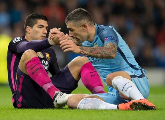 01.11.2016, Etihad Stadium, Manchester, ENG, UEFA CL, Manchester City vs FC Barcelona Barca Gruppe C, im Bild Luis Suarez of Barcelona (left) and Aleksandar Kolarov of Manchester City helps each other up Luis Suarez of Barcelona (left) and Aleksandar Kolarov of Manchester City helps each other up during the UEFA Champions League group C match between Manchester City and FC Barcelona at the Etihad Stadium in Manchester, Great Britain on 2016 11 01. Manchester  EP_fil  