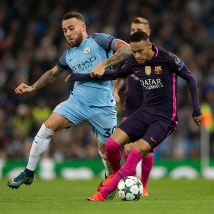 01.11.2016, Etihad Stadium, Manchester, ENG, UEFA CL, Manchester City vs FC Barcelona Barca Gruppe C, im Bild Neymar of Barcelona (right) looks to shrug off Nicolas Otamendi of Manchester City Neymar of Barcelona (right) looks to shrug off Nicolas Otamendi of Manchester City during the UEFA Champions League group C match between Manchester City and FC Barcelona at the Etihad Stadium in Manchester, Great Britain on 2016 11 01. Manchester  EP_fil  