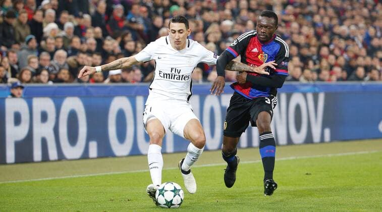 01.11.2016 St Jakob Stadion Basel , SCHWEIZ , Herren Fussball UEFA Champions League FC Basel - Paris Saint Germain Angel Di Maria (li,PSG) gegen Adama Traore (FC Basel) 
