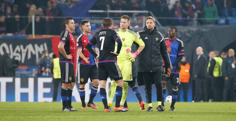 01.11.2016 St Jakob Stadion Basel , SCHWEIZ , Herren Fussball UEFA Champions League FC Basel - Paris Saint Germain Entäuschung nach dem Spiel , vl. Marek Suchy , Andraz Sporar , Luca Zuffi , Torwart Tomas Vaclik und Germano Vailati (FC Basel) 